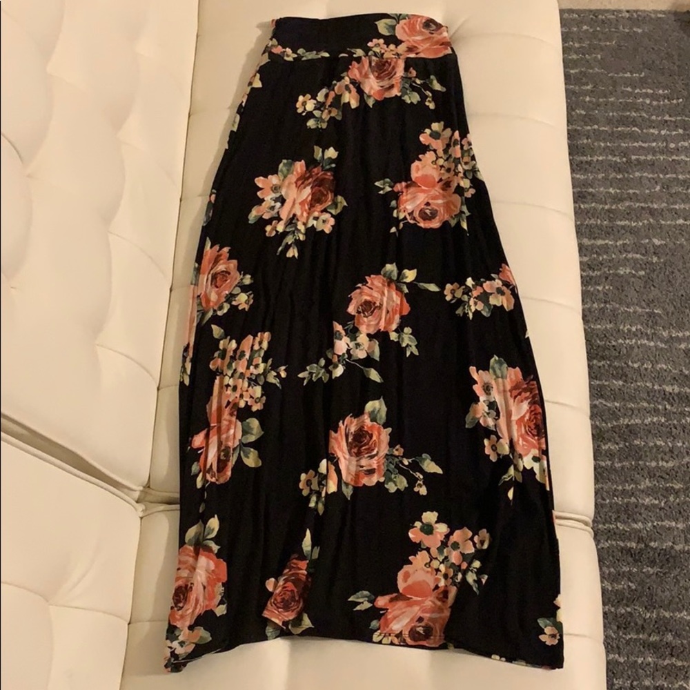 [SOLD] Charlotte Russe Black Floral Skirt